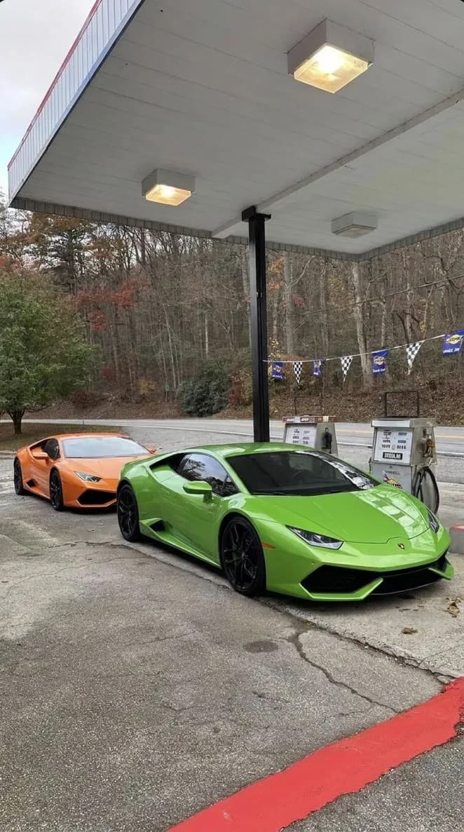 La même scène, avec une supercar de luxe à la place